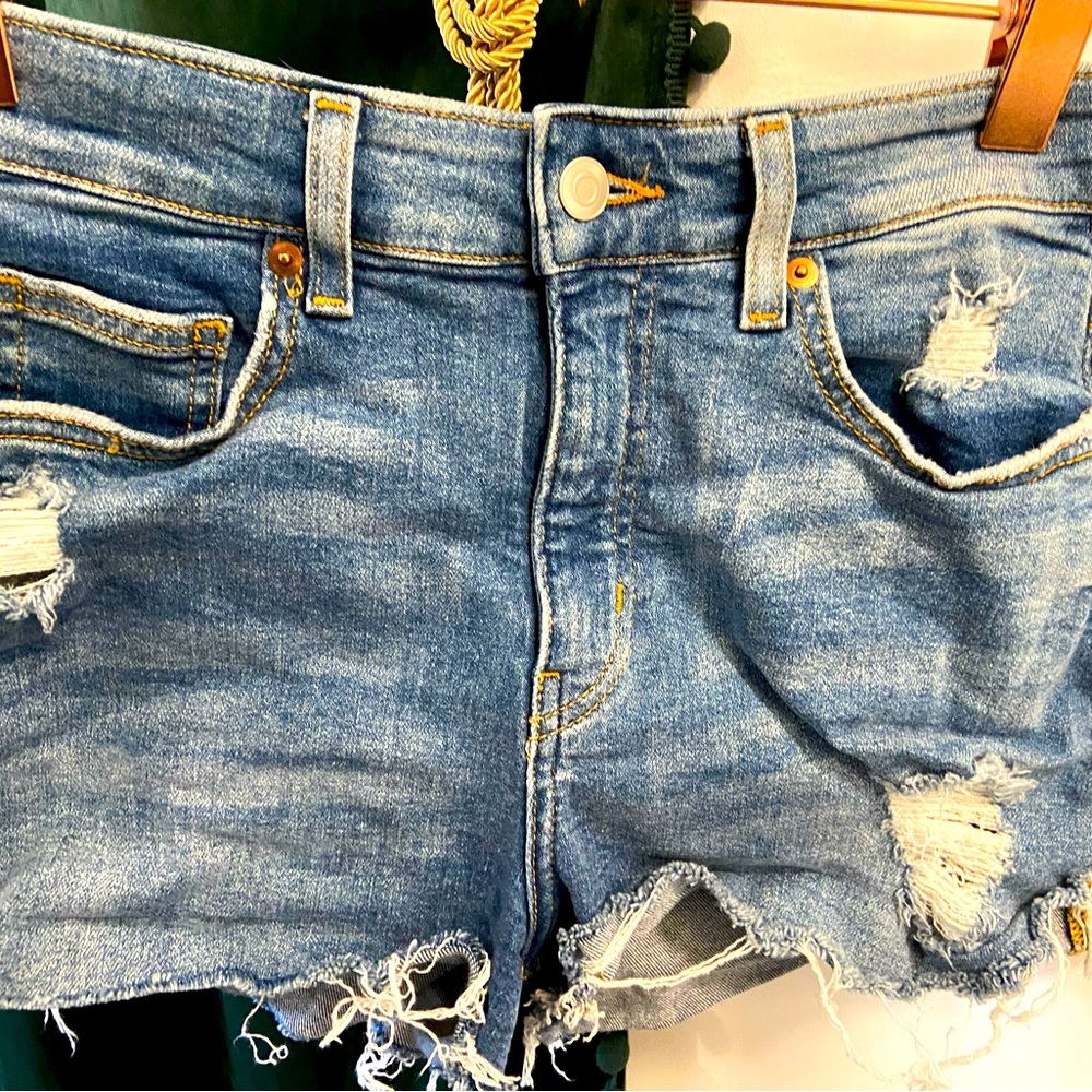 H&M size 6 denim shorts, like new and comfy fit